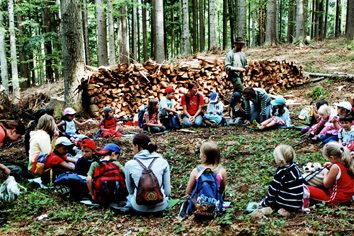 Kinder sitzten im Wald
