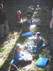 Kinder spielen im Wald